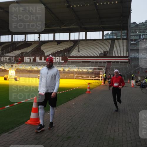 07.12.2025 - St. Pauli X-Mass-Run No. 15 Fabian Wolf http://msf.ph/oto/9369322 07.12.2025 09:58:25 Ziel 238, 261, 483, 1173, 1633, 1774, 2205, 3515, 4031, 4206 meine-sportfotos.de
