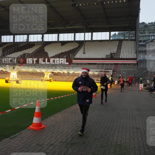 07.12.2025 - St. Pauli X-Mass-Run No. 15 Fabian Wolf http://msf.ph/oto/9369372 07.12.2025 09:58:32 Ziel 238, 261, 483, 532, 1003, 1173, 1528, 1603, 1633, 1774, 2205, 3515, 4031, 4206 meine-sportfotos.de