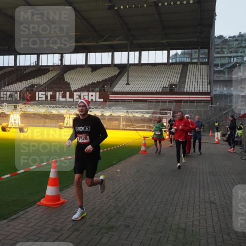 07.12.2025 - St. Pauli X-Mass-Run No. 15 Fabian Wolf http://msf.ph/oto/9369399 07.12.2025 09:58:38 Ziel 238, 261, 483, 532, 1003, 1115, 1173, 1528, 1542, 1603, 1782, 1785, 2392, 3308, 4031, 4206 meine-sportfotos.de