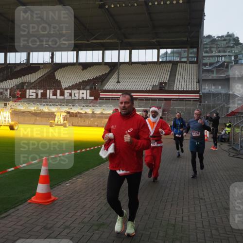 07.12.2025 - St. Pauli X-Mass-Run No. 15 Fabian Wolf http://msf.ph/oto/9369403 07.12.2025 09:58:40 Ziel 483, 532, 1003, 1115, 1528, 1542, 1603, 1782, 1785, 2392, 3308, 4031 meine-sportfotos.de