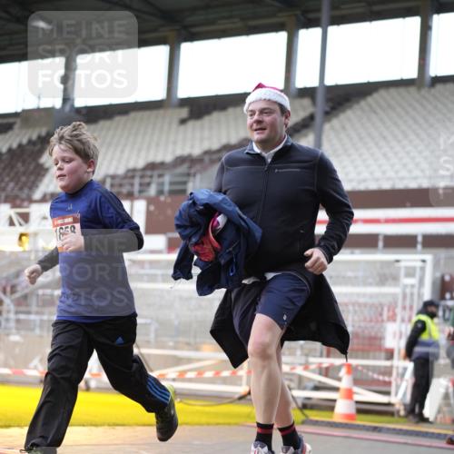 07.12.2025 - St. Pauli X-Mass-Run No. 15 Patografie http://msf.ph/oto/9369422 07.12.2025 11:24:57 Ziel 470, 473, 1384, 1427, 1527, 1855, 1858, 2193, 2447, 2981, 2990, 3314, 4632, 5003 meine-sportfotos.de
