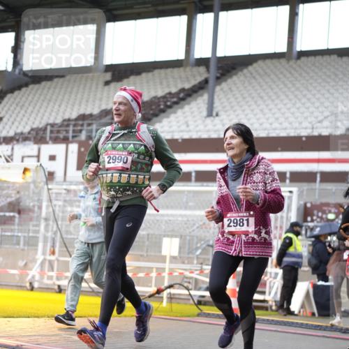 07.12.2025 - St. Pauli X-Mass-Run No. 15 Patografie http://msf.ph/oto/9369424 07.12.2025 11:24:59 Ziel 470, 473, 1527, 1544, 1855, 1858, 1961, 2151, 2193, 2447, 2981, 2990, 3314, 5003 meine-sportfotos.de