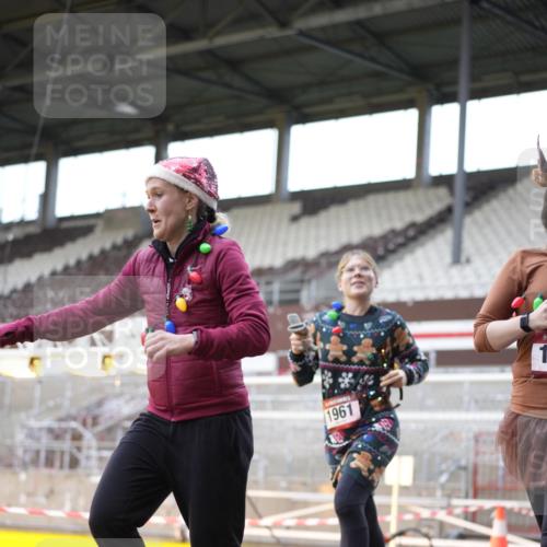 07.12.2025 - St. Pauli X-Mass-Run No. 15 Patografie http://msf.ph/oto/9369444 07.12.2025 11:25:04 Ziel 470, 473, 1527, 1544, 1855, 1858, 1961, 2151, 2193, 2244, 2981, 2990, 3126, 5003 meine-sportfotos.de