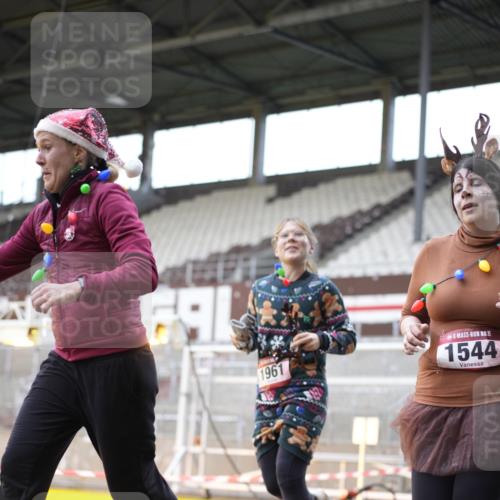 07.12.2025 - St. Pauli X-Mass-Run No. 15 Patografie http://msf.ph/oto/9369446 07.12.2025 11:25:04 Ziel 470, 473, 1527, 1544, 1855, 1858, 1961, 2151, 2193, 2244, 2981, 2990, 3126, 5003 meine-sportfotos.de