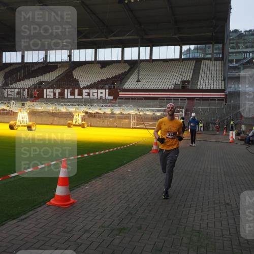 07.12.2025 - St. Pauli X-Mass-Run No. 15 Fabian Wolf http://msf.ph/oto/9369507 07.12.2025 09:59:05 Ziel 2529, 3147, 3345 meine-sportfotos.de