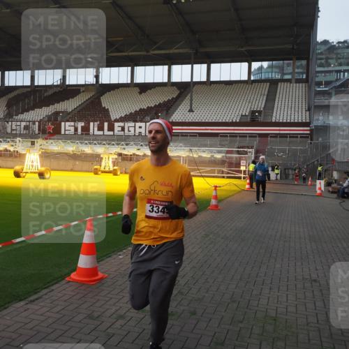 07.12.2025 - St. Pauli X-Mass-Run No. 15 Fabian Wolf http://msf.ph/oto/9369515 07.12.2025 09:59:05 Ziel 2529, 3147, 3345 meine-sportfotos.de