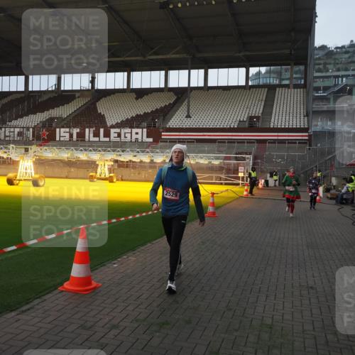 07.12.2025 - St. Pauli X-Mass-Run No. 15 Fabian Wolf http://msf.ph/oto/9369534 07.12.2025 09:59:12 Ziel 939, 1120, 2529, 3147, 3345 meine-sportfotos.de