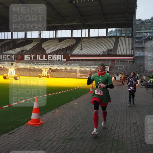 07.12.2025 - St. Pauli X-Mass-Run No. 15 Fabian Wolf http://msf.ph/oto/9369558 07.12.2025 09:59:15 Ziel 939, 1120, 2529, 2657, 3147, 3345 meine-sportfotos.de