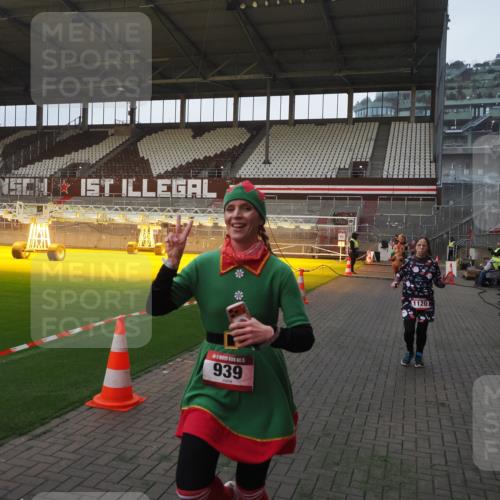 07.12.2025 - St. Pauli X-Mass-Run No. 15 Fabian Wolf http://msf.ph/oto/9369564 07.12.2025 09:59:16 Ziel 939, 1120, 2529, 2657, 3147, 3345 meine-sportfotos.de