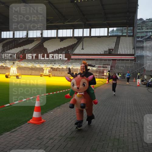 07.12.2025 - St. Pauli X-Mass-Run No. 15 Fabian Wolf http://msf.ph/oto/9369617 07.12.2025 09:59:21 Ziel 939, 1120, 2204, 2207, 2529, 2657 meine-sportfotos.de