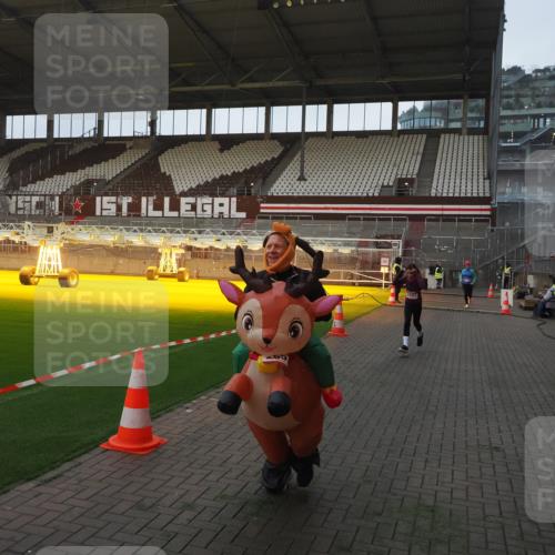 07.12.2025 - St. Pauli X-Mass-Run No. 15 Fabian Wolf http://msf.ph/oto/9369619 07.12.2025 09:59:22 Ziel 939, 1120, 2204, 2207, 2657 meine-sportfotos.de