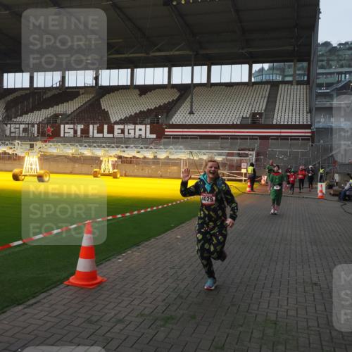 07.12.2025 - St. Pauli X-Mass-Run No. 15 Fabian Wolf http://msf.ph/oto/9369656 07.12.2025 09:59:30 Ziel 488, 961, 2204, 2207, 2657, 4029, 4052, 4465 meine-sportfotos.de