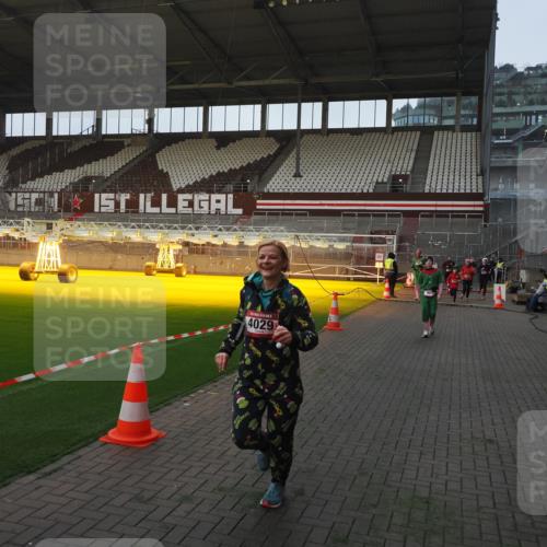 07.12.2025 - St. Pauli X-Mass-Run No. 15 Fabian Wolf http://msf.ph/oto/9369660 07.12.2025 09:59:30 Ziel 488, 961, 2204, 2207, 2657, 4029, 4052, 4465 meine-sportfotos.de