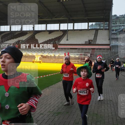 07.12.2025 - St. Pauli X-Mass-Run No. 15 Fabian Wolf http://msf.ph/oto/9369687 07.12.2025 09:59:37 Ziel 488, 910, 911, 961, 1763, 2204, 2207, 3513, 4029, 4051, 4052, 4465 meine-sportfotos.de