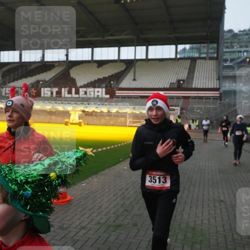 07.12.2025 - St. Pauli X-Mass-Run No. 15 Fabian Wolf http://msf.ph/oto/9369696 07.12.2025 09:59:37 Ziel 488, 910, 911, 961, 1763, 2204, 2207, 3513, 4029, 4051, 4052, 4465 meine-sportfotos.de