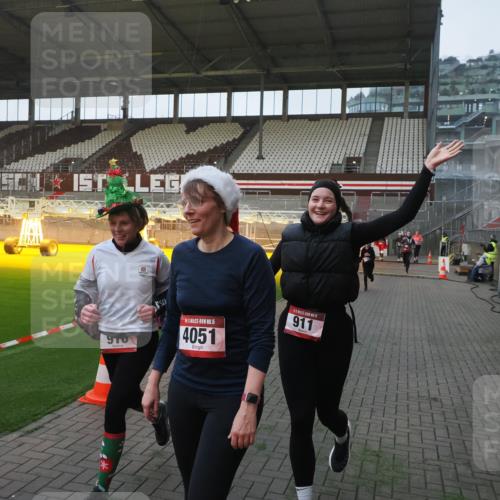 07.12.2025 - St. Pauli X-Mass-Run No. 15 Fabian Wolf http://msf.ph/oto/9369722 07.12.2025 09:59:43 Ziel 488, 910, 911, 961, 1763, 2186, 2729, 3513, 4029, 4051, 4052, 4465 meine-sportfotos.de