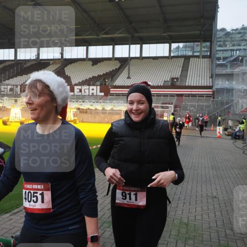 07.12.2025 - St. Pauli X-Mass-Run No. 15 Fabian Wolf http://msf.ph/oto/9369727 07.12.2025 09:59:43 Ziel 488, 910, 911, 961, 1763, 2186, 2729, 3513, 4029, 4051, 4052, 4465 meine-sportfotos.de