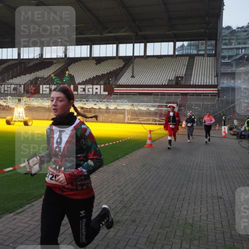 07.12.2025 - St. Pauli X-Mass-Run No. 15 Fabian Wolf http://msf.ph/oto/9369762 07.12.2025 09:59:48 Ziel 488, 910, 911, 934, 1112, 1763, 2186, 2729, 2964, 3513, 4051, 4052, 4465 meine-sportfotos.de