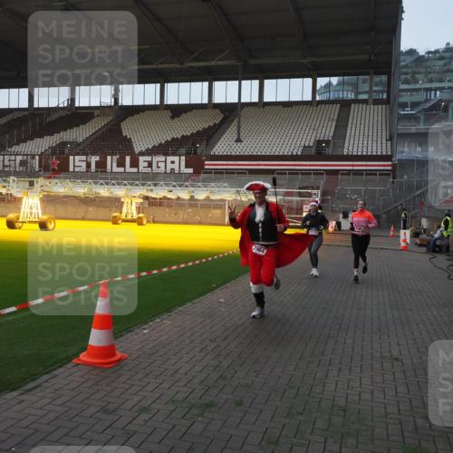 07.12.2025 - St. Pauli X-Mass-Run No. 15 Fabian Wolf http://msf.ph/oto/9369766 07.12.2025 09:59:50 Ziel 488, 910, 911, 934, 1112, 1763, 2186, 2729, 2964, 3513, 4051, 4052, 4465 meine-sportfotos.de