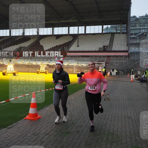 07.12.2025 - St. Pauli X-Mass-Run No. 15 Fabian Wolf http://msf.ph/oto/9369793 07.12.2025 09:59:52 Ziel 910, 911, 934, 1112, 2186, 2729, 2964, 3513 meine-sportfotos.de