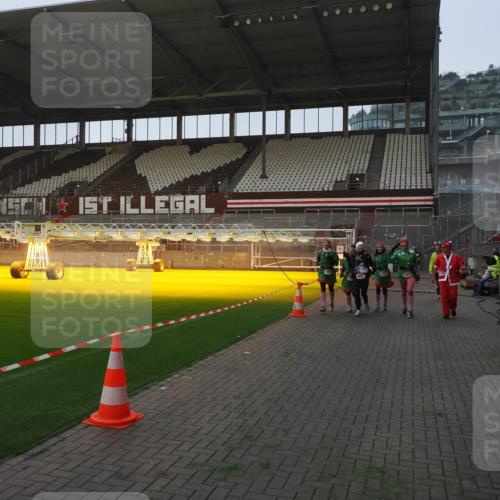 07.12.2025 - St. Pauli X-Mass-Run No. 15 Fabian Wolf http://msf.ph/oto/9369834 07.12.2025 10:00:05 Ziel 802, 1112, 1333, 1354, 1360, 1404, 2140, 2141, 2964 meine-sportfotos.de