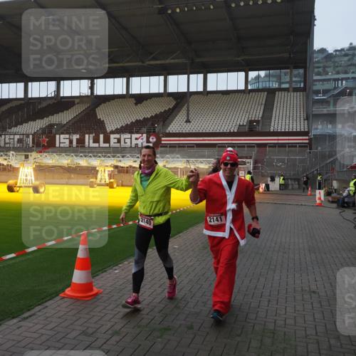 07.12.2025 - St. Pauli X-Mass-Run No. 15 Fabian Wolf http://msf.ph/oto/9369878 07.12.2025 10:00:13 Ziel 802, 1333, 1354, 1360, 1404, 2140, 2141, 4129 meine-sportfotos.de