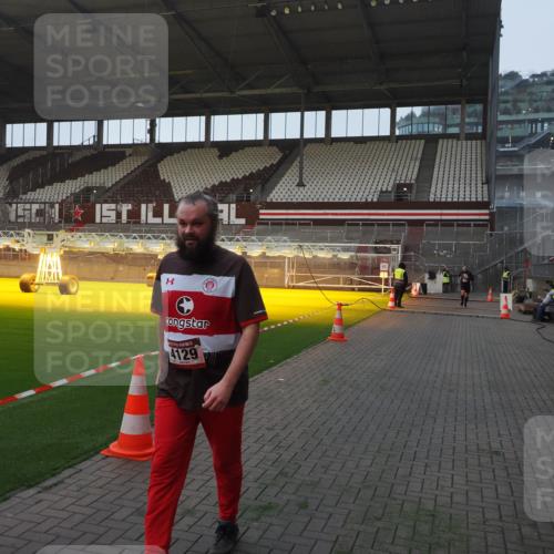 07.12.2025 - St. Pauli X-Mass-Run No. 15 Fabian Wolf http://msf.ph/oto/9369904 07.12.2025 10:00:16 Ziel 802, 1333, 1354, 1360, 1404, 2140, 2141, 3336, 4129 meine-sportfotos.de