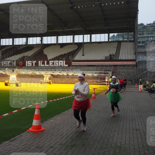 07.12.2025 - St. Pauli X-Mass-Run No. 15 Fabian Wolf http://msf.ph/oto/9369940 07.12.2025 10:00:33 Ziel 855, 1418, 1976, 2348, 3336 meine-sportfotos.de