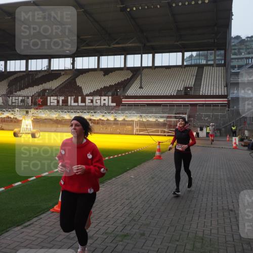 07.12.2025 - St. Pauli X-Mass-Run No. 15 Fabian Wolf http://msf.ph/oto/9369991 07.12.2025 10:00:39 Ziel 855, 1418, 1976, 2348, 3084 meine-sportfotos.de