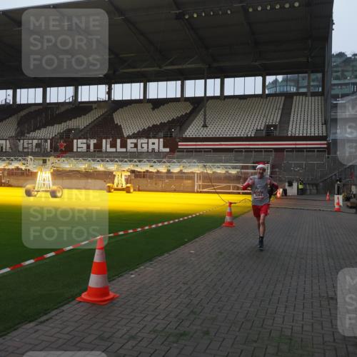 07.12.2025 - St. Pauli X-Mass-Run No. 15 Fabian Wolf http://msf.ph/oto/9370012 07.12.2025 10:00:43 Ziel 855, 1418, 1976, 2348, 3084 meine-sportfotos.de