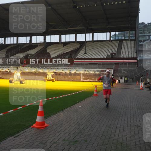 07.12.2025 - St. Pauli X-Mass-Run No. 15 Fabian Wolf http://msf.ph/oto/9370014 07.12.2025 10:00:44 Ziel 855, 1418, 1976, 2348, 3084 meine-sportfotos.de