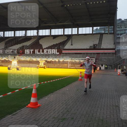 07.12.2025 - St. Pauli X-Mass-Run No. 15 Fabian Wolf http://msf.ph/oto/9370016 07.12.2025 10:00:44 Ziel 855, 1418, 1976, 2348, 3084 meine-sportfotos.de
