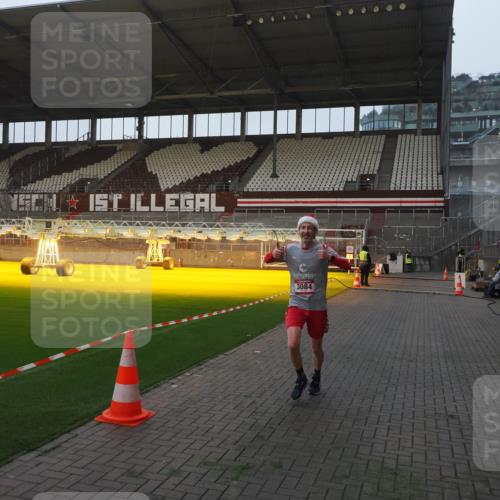 07.12.2025 - St. Pauli X-Mass-Run No. 15 Fabian Wolf http://msf.ph/oto/9370023 07.12.2025 10:00:44 Ziel 855, 1418, 1976, 2348, 3084 meine-sportfotos.de