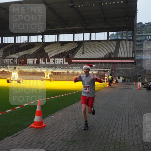 07.12.2025 - St. Pauli X-Mass-Run No. 15 Fabian Wolf http://msf.ph/oto/9370025 07.12.2025 10:00:45 Ziel 855, 1418, 1976, 2348, 3084 meine-sportfotos.de