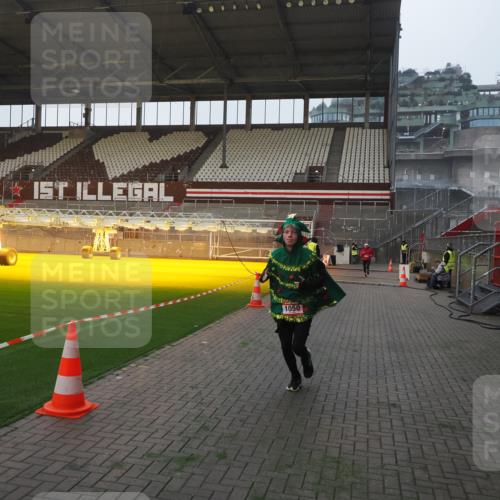 07.12.2025 - St. Pauli X-Mass-Run No. 15 Fabian Wolf http://msf.ph/oto/9370044 07.12.2025 10:00:53 Ziel 1050, 2378, 3084 meine-sportfotos.de