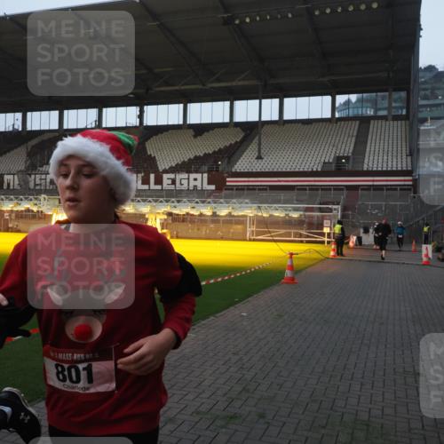 07.12.2025 - St. Pauli X-Mass-Run No. 15 Fabian Wolf http://msf.ph/oto/9370079 07.12.2025 10:01:10 Ziel 801, 1887, 1892, 2378, 2528 meine-sportfotos.de