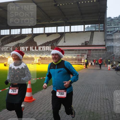 07.12.2025 - St. Pauli X-Mass-Run No. 15 Fabian Wolf http://msf.ph/oto/9370110 07.12.2025 10:01:20 Ziel 780, 783, 801, 1124, 1887, 1892, 2528 meine-sportfotos.de