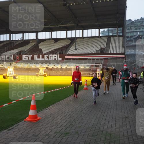 07.12.2025 - St. Pauli X-Mass-Run No. 15 Fabian Wolf http://msf.ph/oto/9370151 07.12.2025 10:01:31 Ziel 118, 393, 780, 783, 804, 1124, 1294, 1760, 3187, 3580, 3582, 3629, 3878 meine-sportfotos.de