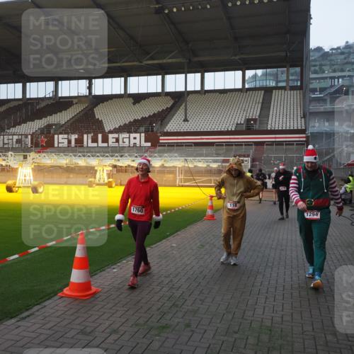 07.12.2025 - St. Pauli X-Mass-Run No. 15 Fabian Wolf http://msf.ph/oto/9370179 07.12.2025 10:01:33 Ziel 118, 393, 804, 1124, 1294, 1724, 1760, 3187, 3580, 3582, 3629, 3878 meine-sportfotos.de