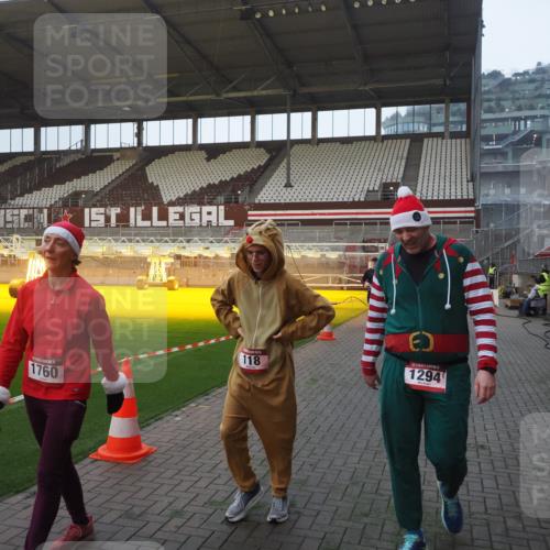 07.12.2025 - St. Pauli X-Mass-Run No. 15 Fabian Wolf http://msf.ph/oto/9370199 07.12.2025 10:01:35 Ziel 118, 393, 804, 1124, 1294, 1724, 1760, 1859, 3187, 3580, 3582, 3629, 3878 meine-sportfotos.de