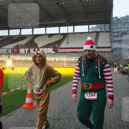 07.12.2025 - St. Pauli X-Mass-Run No. 15 Fabian Wolf http://msf.ph/oto/9370206 07.12.2025 10:01:36 Ziel 118, 393, 804, 1124, 1294, 1724, 1760, 1859, 2681, 3187, 3580, 3582, 3629, 3878 meine-sportfotos.de