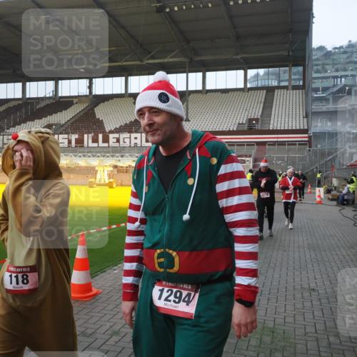 07.12.2025 - St. Pauli X-Mass-Run No. 15 Fabian Wolf http://msf.ph/oto/9370212 07.12.2025 10:01:37 Ziel 118, 393, 804, 1124, 1294, 1724, 1760, 1859, 2167, 2681, 3187, 3580, 3582, 3629, 3878 meine-sportfotos.de