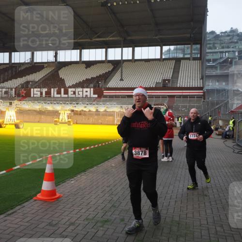 07.12.2025 - St. Pauli X-Mass-Run No. 15 Fabian Wolf http://msf.ph/oto/9370229 07.12.2025 10:01:41 Ziel 118, 393, 804, 959, 1294, 1724, 1760, 1859, 2167, 2681, 3187, 3580, 3582, 3629, 3878 meine-sportfotos.de
