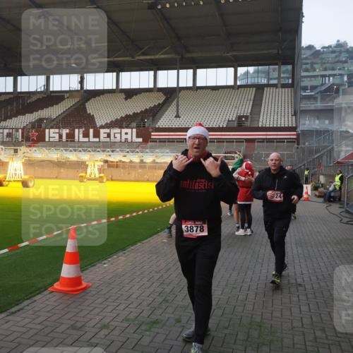 07.12.2025 - St. Pauli X-Mass-Run No. 15 Fabian Wolf http://msf.ph/oto/9370231 07.12.2025 10:01:41 Ziel 118, 393, 804, 959, 1294, 1724, 1760, 1859, 2167, 2681, 3187, 3580, 3582, 3629, 3878 meine-sportfotos.de