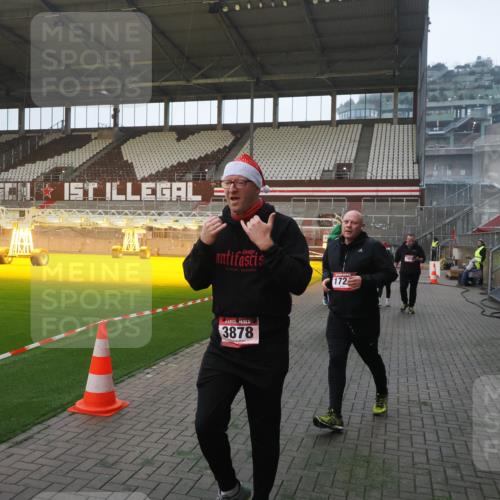 07.12.2025 - St. Pauli X-Mass-Run No. 15 Fabian Wolf http://msf.ph/oto/9370236 07.12.2025 10:01:42 Ziel 118, 393, 804, 959, 1724, 1859, 2167, 2681, 3187, 3580, 3582, 3629, 3878 meine-sportfotos.de