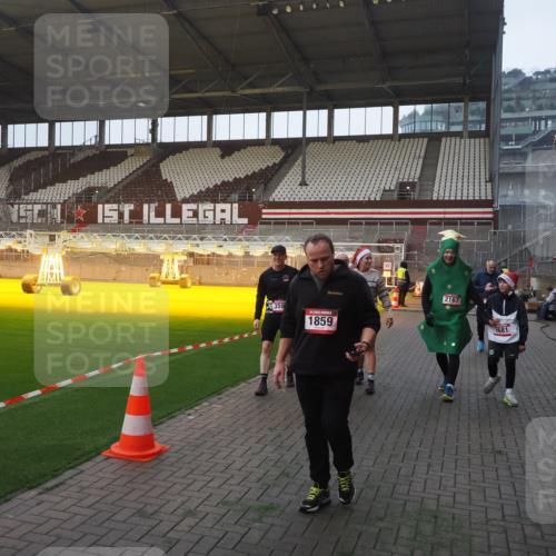 07.12.2025 - St. Pauli X-Mass-Run No. 15 Fabian Wolf http://msf.ph/oto/9370249 07.12.2025 10:01:47 Ziel 804, 959, 1724, 1859, 2167, 2681, 3580, 3582, 3629, 3878 meine-sportfotos.de