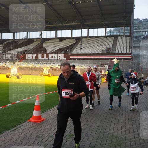 07.12.2025 - St. Pauli X-Mass-Run No. 15 Fabian Wolf http://msf.ph/oto/9370255 07.12.2025 10:01:47 Ziel 804, 959, 1724, 1859, 2167, 2681, 3580, 3582, 3629, 3878 meine-sportfotos.de