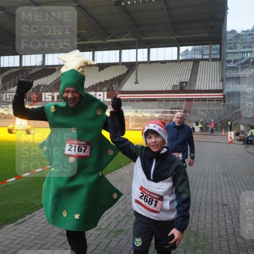 07.12.2025 - St. Pauli X-Mass-Run No. 15 Fabian Wolf http://msf.ph/oto/9370303 07.12.2025 10:01:52 Ziel 959, 1724, 1859, 2167, 2681 meine-sportfotos.de