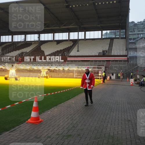 07.12.2025 - St. Pauli X-Mass-Run No. 15 Fabian Wolf http://msf.ph/oto/9370312 07.12.2025 10:02:05 Ziel 2472 meine-sportfotos.de