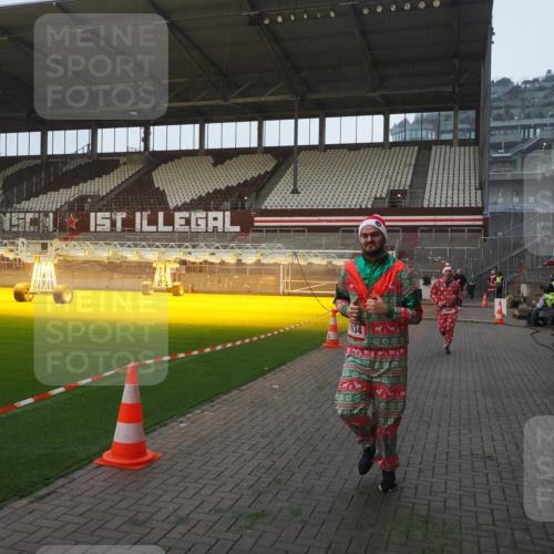 07.12.2025 - St. Pauli X-Mass-Run No. 15 Fabian Wolf http://msf.ph/oto/9370339 07.12.2025 10:02:12 Ziel 1934, 2472, 3944 meine-sportfotos.de